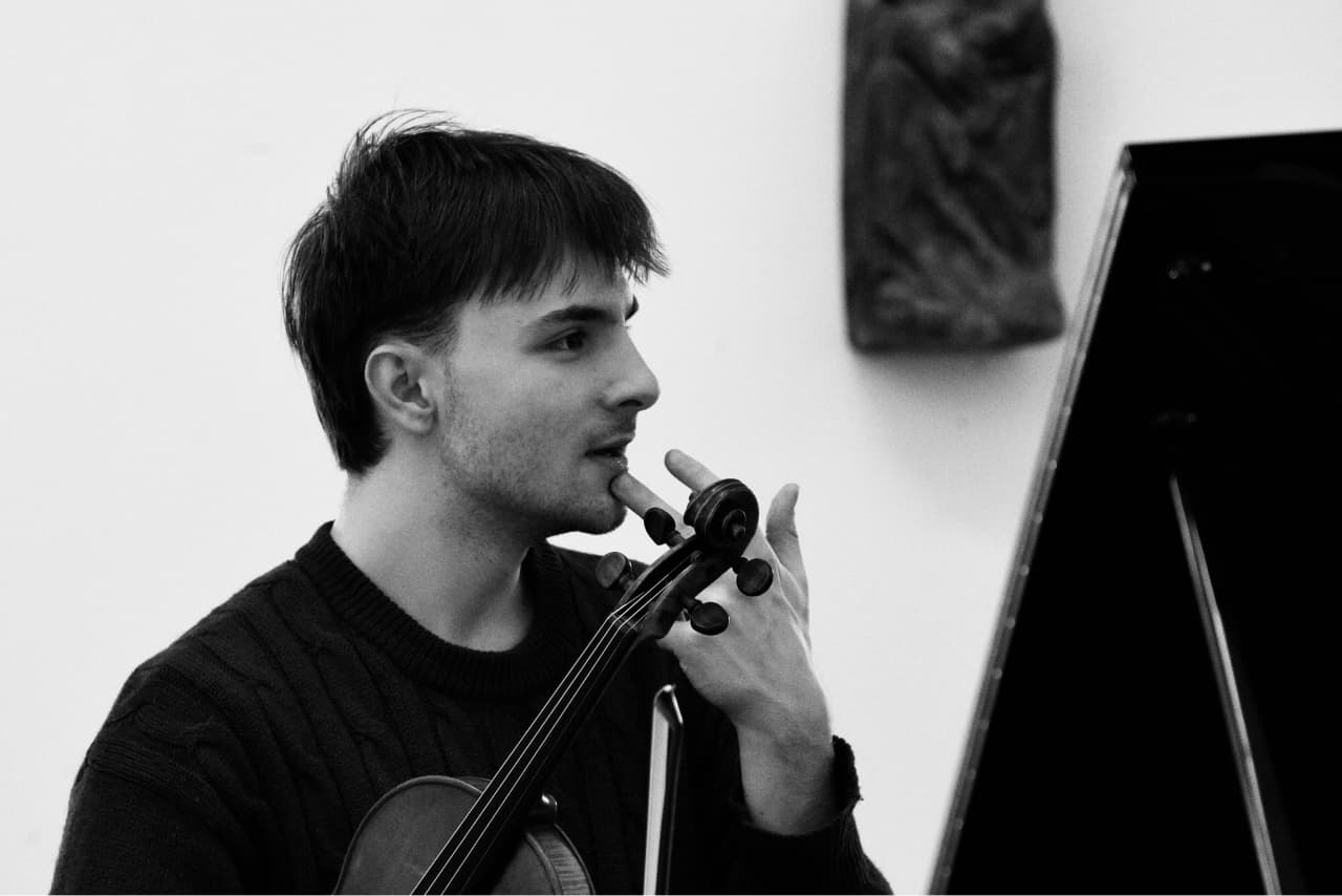 Violinist Mark Lewin in reflection