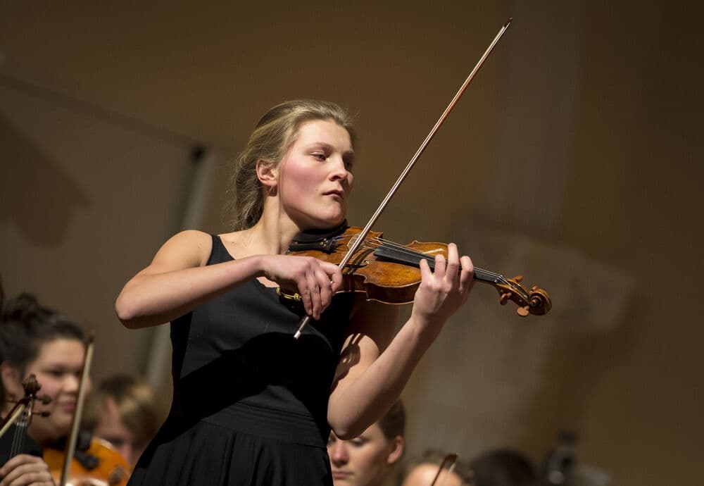Violinist Felicitas Schiffner performing on stage
