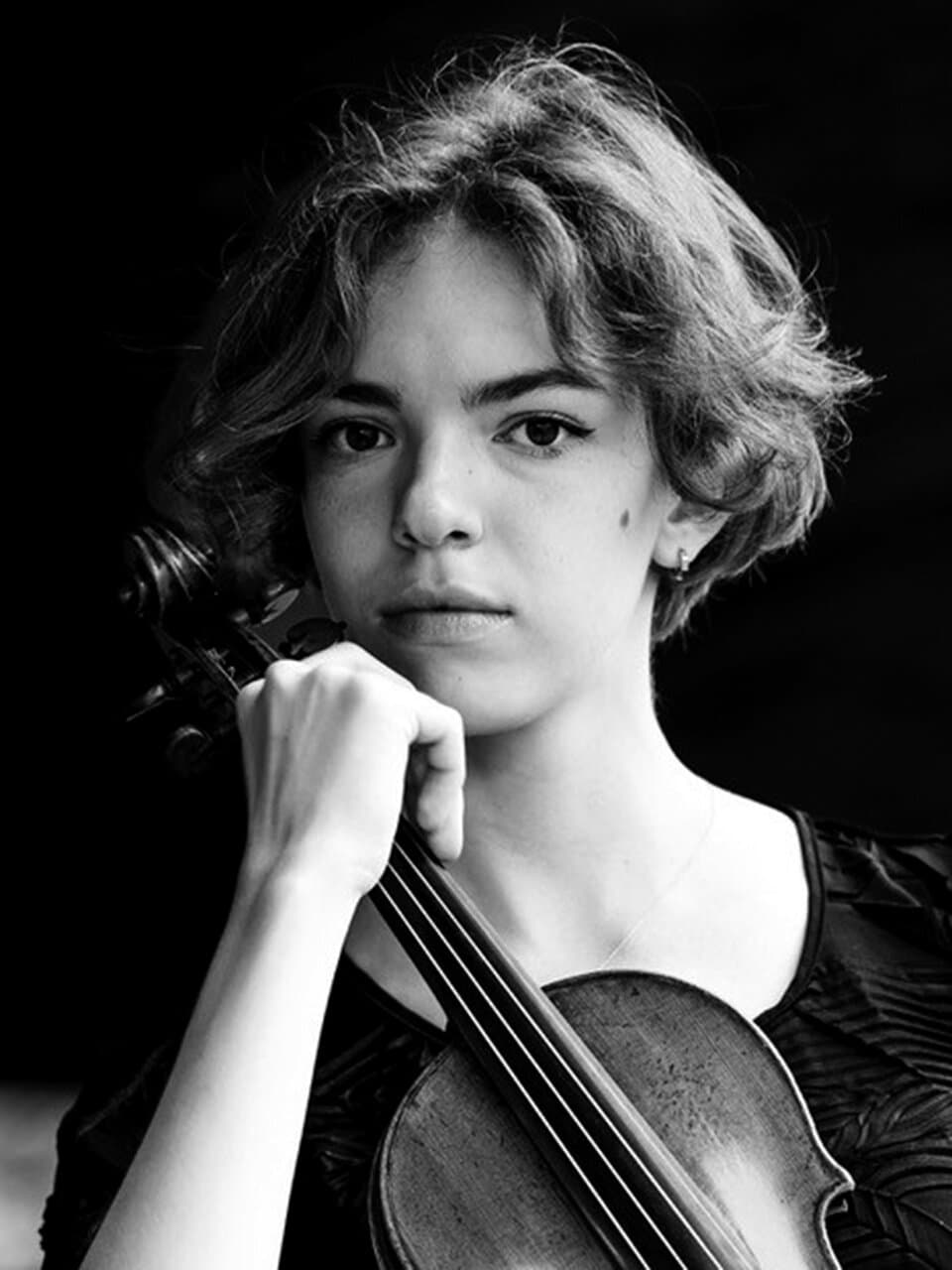 Violinist Ilva Eigus with her instrument